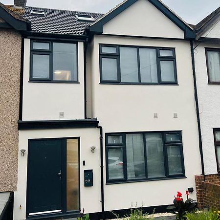 Modern Suite Feltham Екстериор снимка
