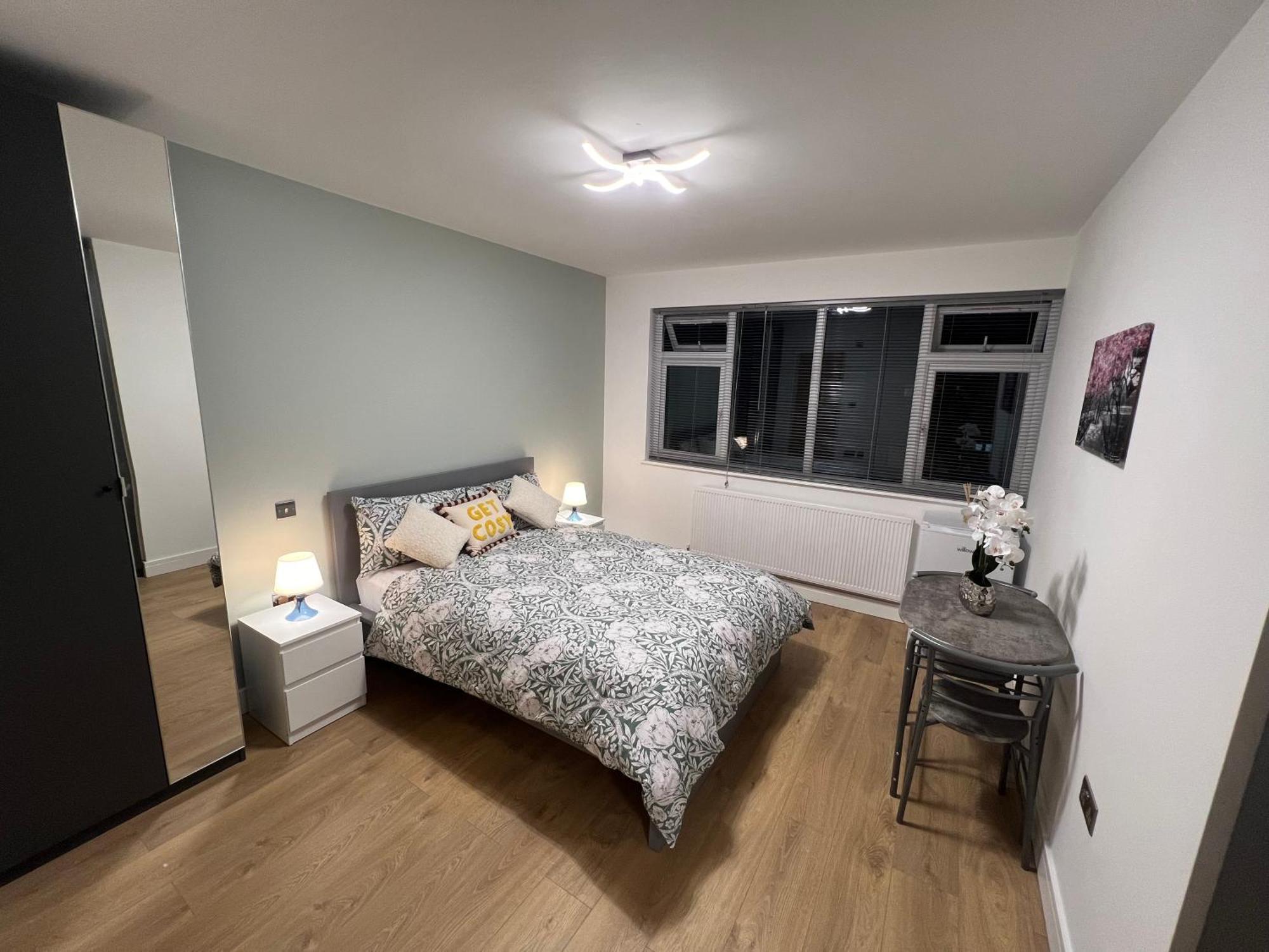 Modern Suite Feltham Екстериор снимка