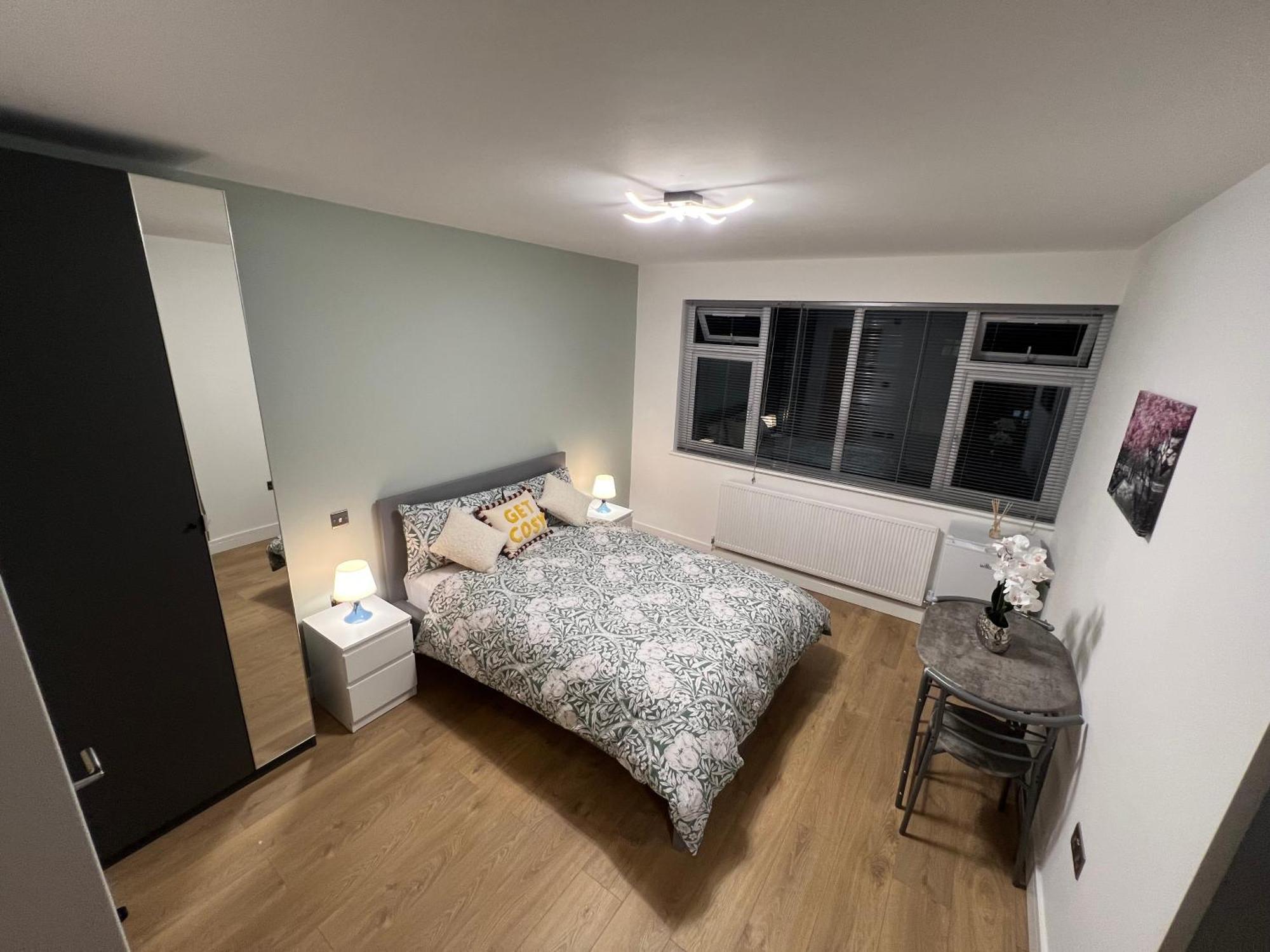 Modern Suite Feltham Екстериор снимка